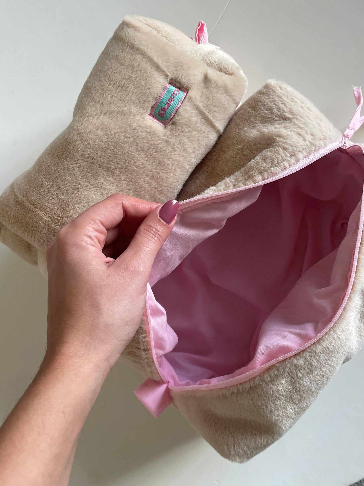 Creme Pouch